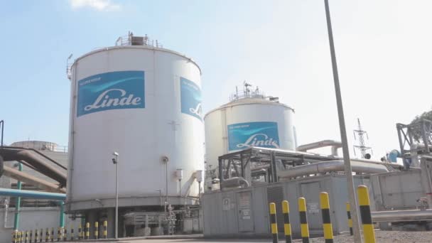 Grandes tanques de almacenamiento en la fábrica. Exterior de una fábrica moderna. Tanques de almacenamiento blancos para líquidos en una fábrica moderna — Vídeos de Stock