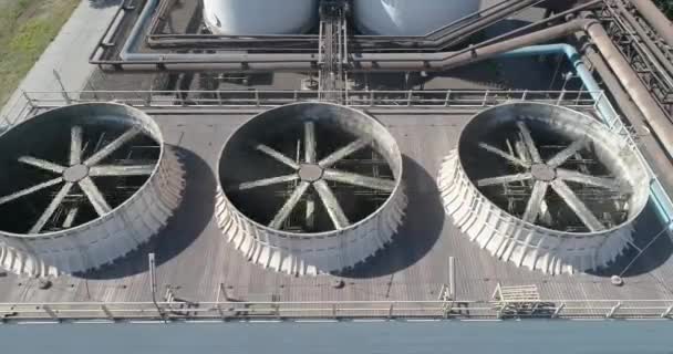 Chladící systém v továrně. Větší ventilátory v průmyslovém chladicím systému. Chlazení průmyslovým vzduchem — Stock video