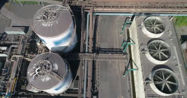 Koelsysteem in de fabriek. Grotere ventilatoren in een industrieel koelsysteem. Industriële luchtkoeling — Stockvideo