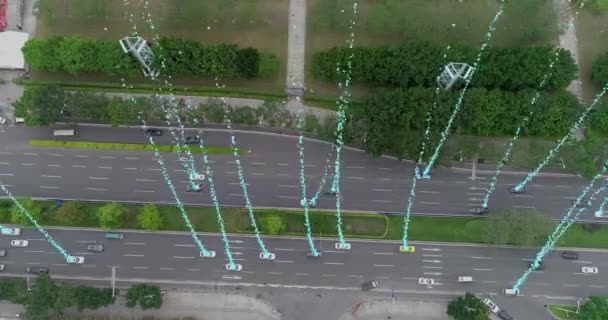 Os carros vasculham a estrada à frente deles. Interconexão de carros na pista. Carros com piloto automático ao longo da estrada — Vídeo de Stock