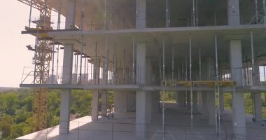 Çok katlı bir bina havadan görüntüsü inşa ediliyor. Bir apartmanın inşaat sahasına yakın bir yerde. Bir konut kompleksinin inşası.