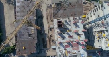 Çok katlı bir konutun şantiyesinin üzerinde bir boşluk. Üst kattaki dairelerin inşaatı. Bir konut inşaatı.