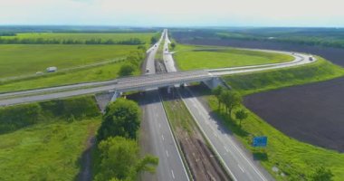 Yol manzarası boyunca giden arabalar. Modern otoban manzaralı. Modern bir otoyol boyunca arabalar sürüyor..