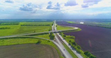 Arabaları olan büyük bir yol, güzel havalarda manzaralı. Arabalar şehrin dışındaki otoyol boyunca yol alır. Otobanda taşıma kavşağı.