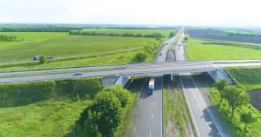 Yol manzarası boyunca giden arabalar. Modern otoban manzaralı. Modern bir otoyol boyunca arabalar sürüyor..