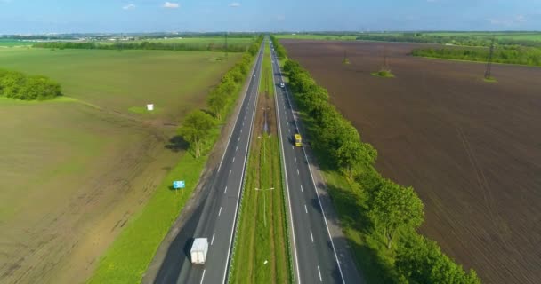 Auto che guidano lungo la strada vista dall'alto. Moderna autostrada vista dall'alto. Le auto stanno guidando lungo una moderna autostrada. — Video Stock