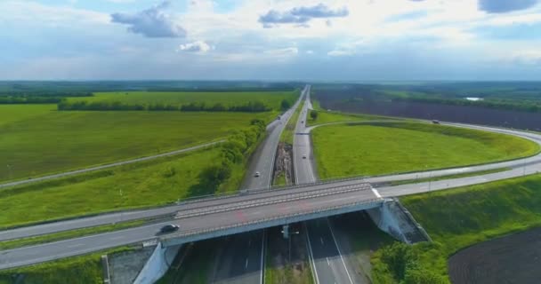 Voitures conduisant le long de la vue sur la route. Moderne vue sur l'autoroute. Les voitures roulent le long d'une autoroute moderne. — Video