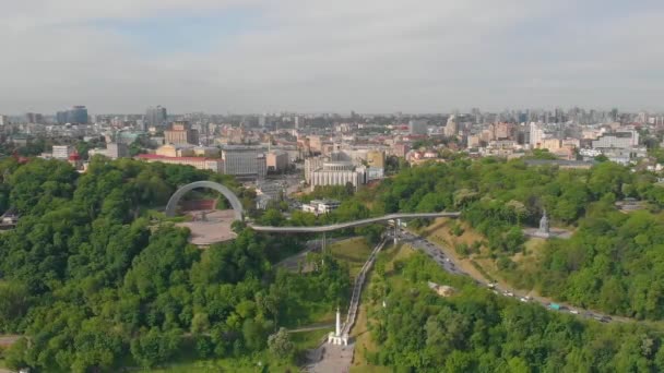 Kiev desde el aire. Terraplén de Kiev desde el aire. Vuelo sobre Kiev. Centro de Kiev desde el aire — Vídeo de stock
