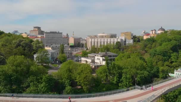공중에서 키 에프. 공중에서 키예프 제방. 키예프 상공에서 비행 한다. 공중에서의 키예프 센터 — 비디오