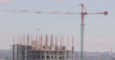 İnsanlar bir inşaat alanında çalışıyor. Konut inşaatı süreci. Çok katlı bir binanın inşaatı