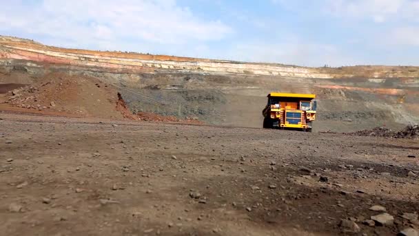 Nagy bányászkocsi. Nagy teherautó egy szénbányában. Sárga teherautó egy szénbányában. A szemétszállító áthajt a kőbányán.. — Stock videók