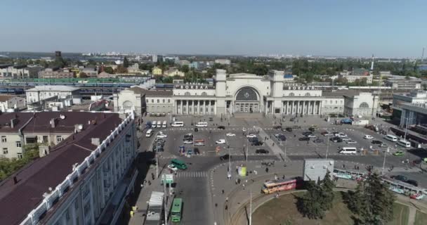 空気からドニプロ市。空気から東ヨーロッパの都市。空気中からの鉄道駅 — ストック動画