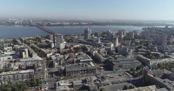 Vol aérien au-dessus du centre de la ville de Dnipro. Une ville sur la rivière Dniepr. Survoler la vieille ville près de la rivière. Ville d'Europe de l'Est de l'air. — Video