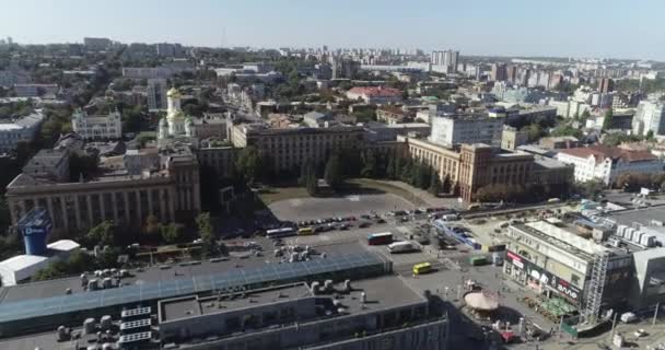 Volare sopra la piazza centrale della città di Dnipro dall'aria. Volare sopra il centro della città. Una città sul fiume Dnieper. Città dell'Europa orientale dall'alto — Video Stock
