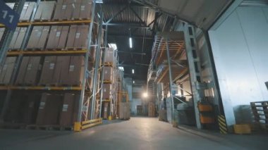 Fabrikadaki modern depo. Büyük, modern bir depo. Kutulu depo