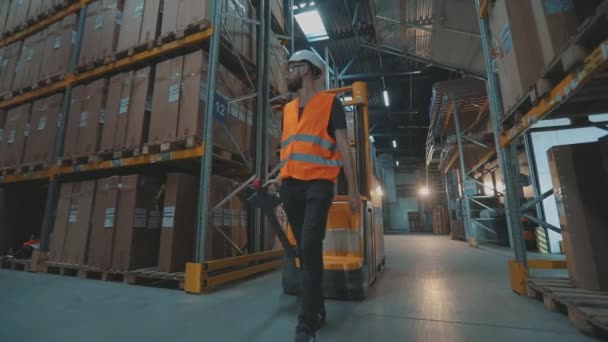 倉庫労働者は貨物を輸送する。倉庫労働者輸送ボックス — ストック動画