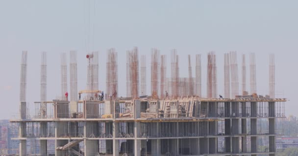 Cantiere. I lavoratori stanno costruendo un edificio a più piani. Costruire una casa — Video Stock