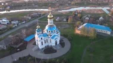 Gün batımında köydeki ortodoks kilisesinde. Nehir manzaralı kilise.