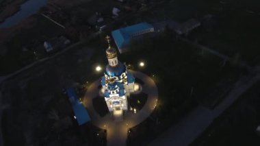 Geceleri kilise. Gece havadan kilise. Geceleri aydınlatılmış güzel bir kilise