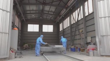 Fabrikada metal bir parça boyuyorum. Boya kutusu. Fabrika işi.