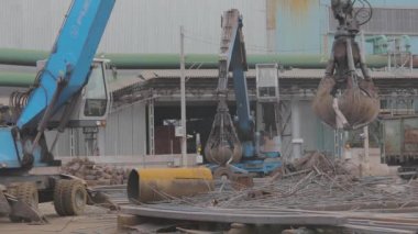 Metal atıkları geri dönüşüm, metal geri dönüşüm deposu. Metal geri dönüşümü. Kapkaçla kazıcı