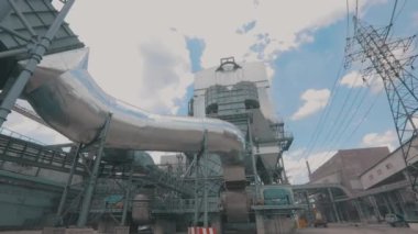 Modern bir fabrikanın dışı. Büyük bir fabrikada metal yapılar. Büyük bir işletmenin dış mekanı.