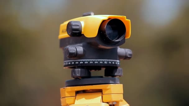 Professional total station close-up. Construction equipment. Geodesy at a construction site — Stock Video