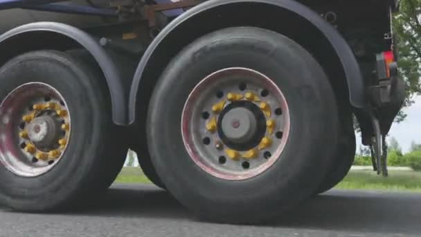 Ruedas de camiones en movimiento de cerca. Disparando ruedas de camiones de cerca. El camión se mueve por la carretera. — Vídeo de stock