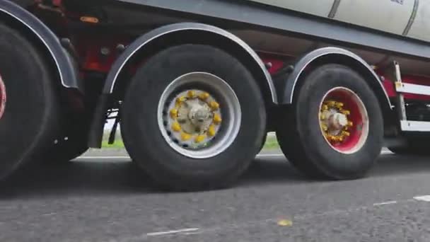 Caminhão rodas em movimento de perto. Fotografar rodas de caminhão close-up. O camião está a mover-se na estrada. — Vídeo de Stock