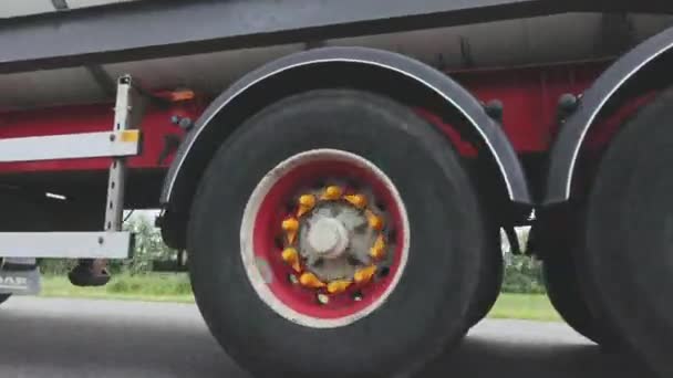 卡车车轮在运动中靠拢.射击卡车车轮的特写。卡车在高速公路上行驶 — 图库视频影像