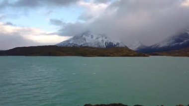 Cerro Payne Grande Dağı ve Torres del Paine manzarası. Patagonya 'da Cerro Paine Grande Dağı' nın yanında..