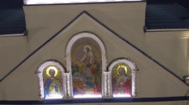 Geceleri kilise. Gece havadan kilise. Geceleri aydınlatılmış güzel bir kilise