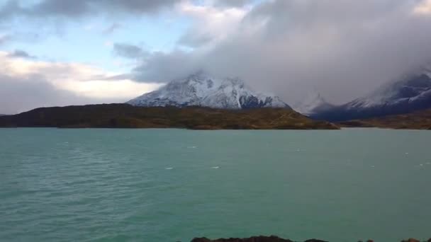 Widok na górę Cerro Payne Grande i Torres del Paine. Trekking w Patagonii obok góry Cerro Paine Grande. — Wideo stockowe