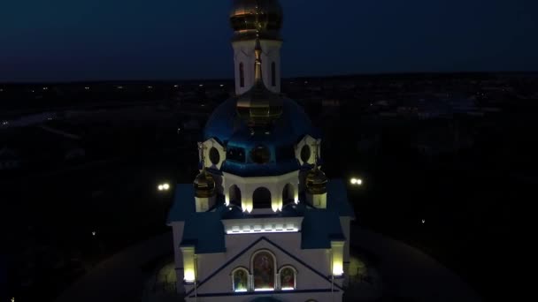 Ortodoks kilisesi geceleri havadan. Kilise geceleri aydınlanıyordu. Geceleri Ortodoks Kilisesi — Stok video
