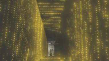 Fabrikada sabah bir adam depodan geçerken ışığı yanıyor. Üretimin dijitalleştirilmesi. Gelecekçi üretim konsepti.