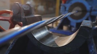 Bir fabrikada çok çekirdekli kablo üretimi, çok çekirdekli kablo dokuma işlemi, modern bir fabrikada kablo üretimi.