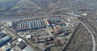Fabrikanın endüstriyel dış cephesi. Büyük bir fabrikanın havadan görünüşü.