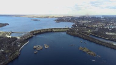 Havadan hidroelektrik santrali, Zaporizhia, Ukrayna. Zaporozhye şehrinde bir baraj. Büyük baraj hava manzarası