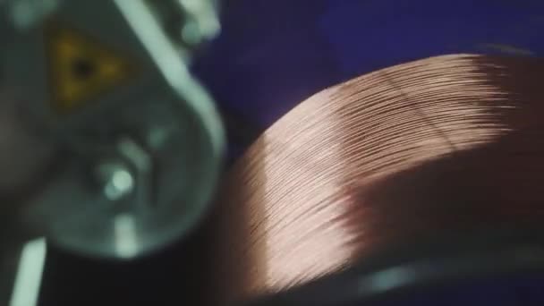 Produção de fio de close-up, processo de fabricação de cabos de cobre — Vídeo de Stock
