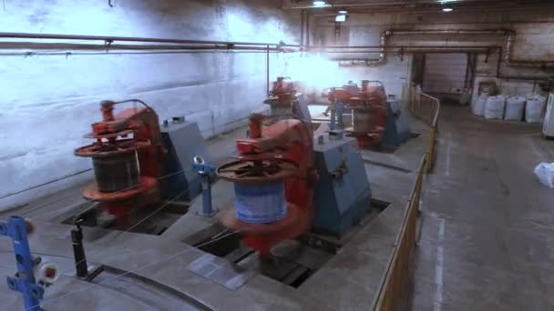 Moderna planta de fabricación de cables, producción de cables en una línea transportadora — Vídeos de Stock