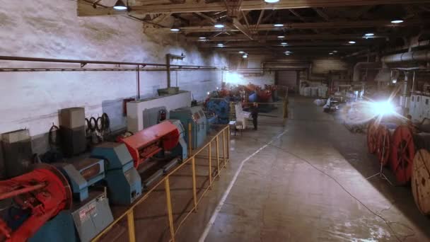In einer Kabelwerkstatt wird Draht hergestellt. Übersichtsplan Drahtproduktion Werkstatt — Stockvideo