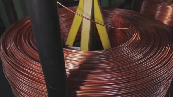 Moderne kabelfabriek. Productie van kabel. Een close-up. Kabeldraadproductie en machines in de fabriek. — Stockvideo