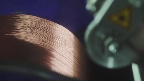 Proceso de producción de cables, mecanismo en una fábrica de cables — Vídeos de Stock