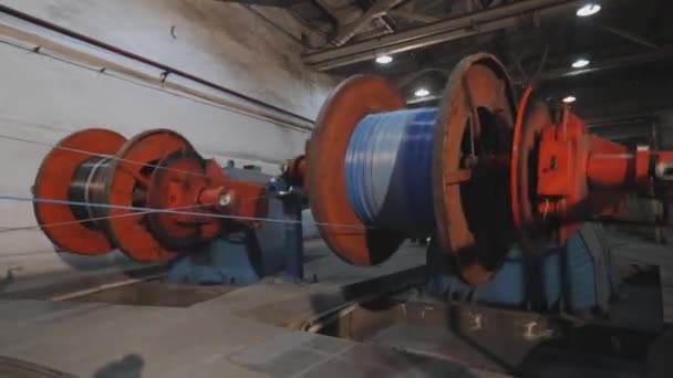 Drahtfertigung, Kabelfertigung in einer modernen Fabrik, industrielles Interieur — Stockvideo