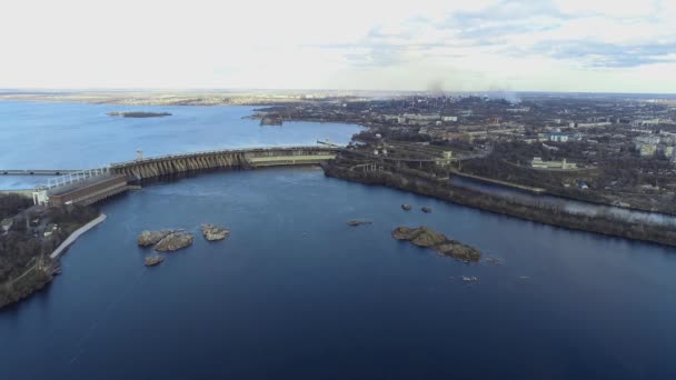 Barragem na cidade de Zaporozhye, central hidroeléctrica com ar — Vídeo de Stock