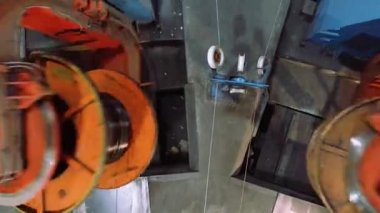 Parçalanmış kabloyu birleştirin. Fabrikadaki kablo üretimi için modern ekipman. Kablo üretim süreci