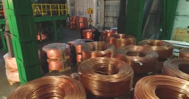 Hommes déplaçant une bobine avec un câble en cuivre, flux de travail dans une usine de câbles — Video