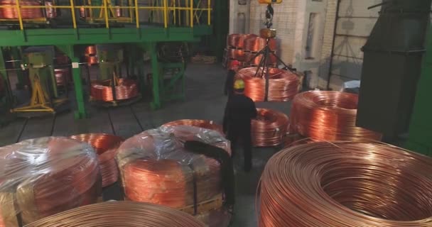 Férfiak mozgatják a bobbins rézkábellel, munkafolyamat egy kábelgyárban — Stock videók