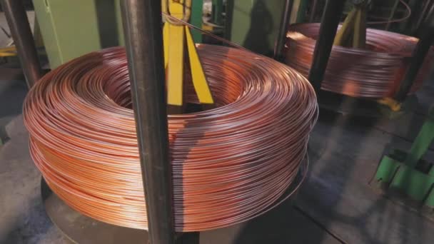 Процесс производства медных кабелей на современном заводе. Современное производство кабелей, кабельный завод . — стоковое видео