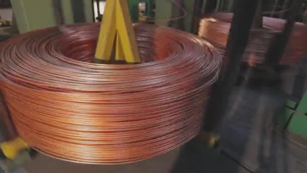 Câble en cuivre, une bobine de câble en cuivre. Fabrication de câbles en cuivre — Video